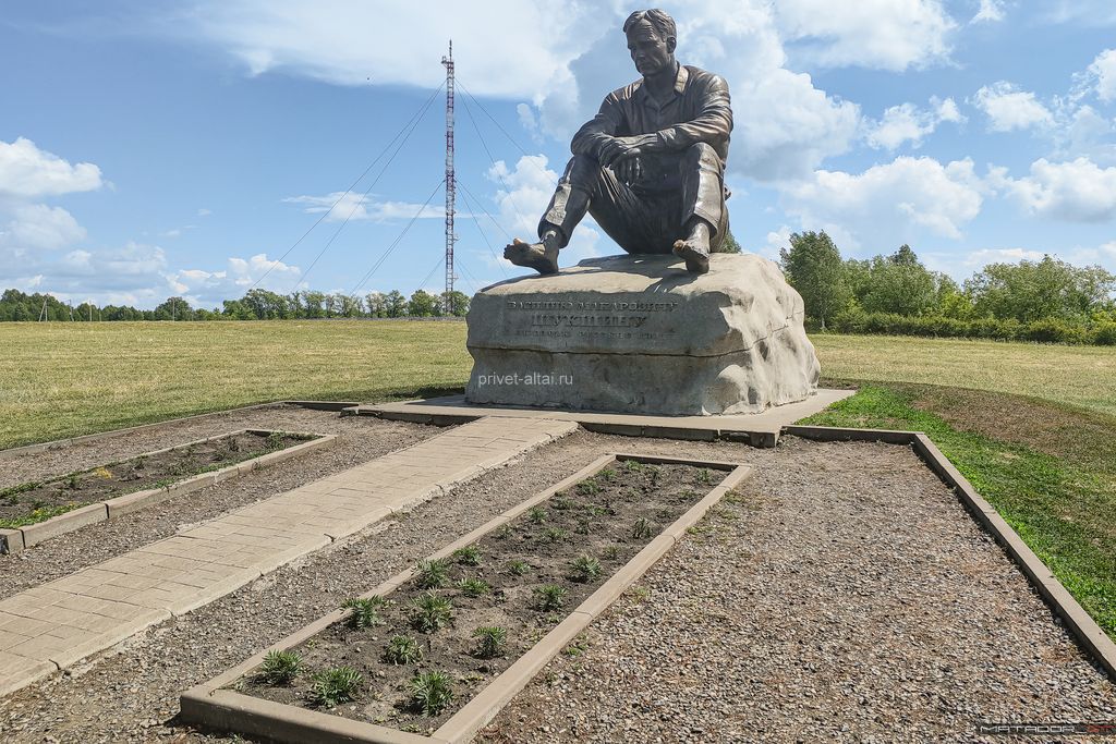 памятник шукшину в сростках Памятник Василию Шукшину: история, описание, фото